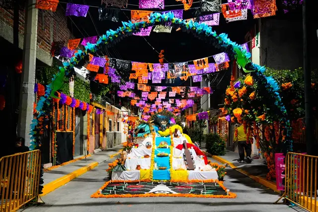 Altar y arco floral en el recorrido Camino al Mictlán