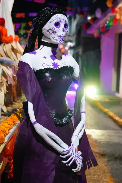Catrina artesanal con vestido morado