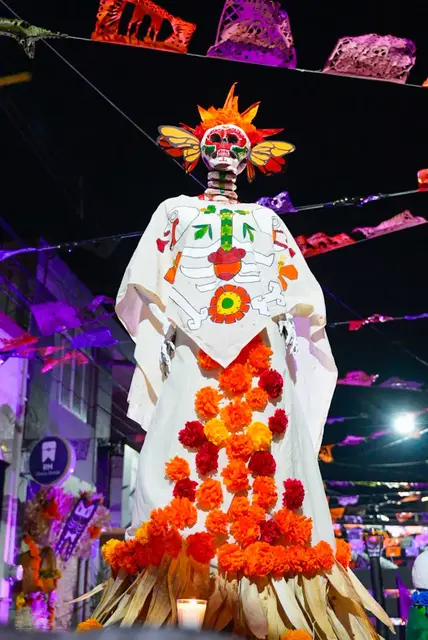 Figura monumental del Día de Muertos
