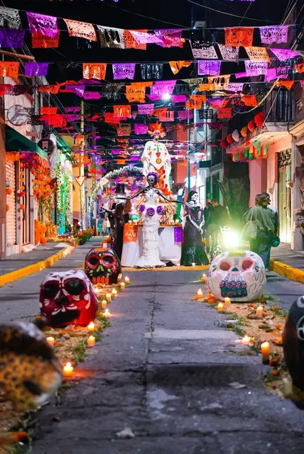Recorrido de Camino al Mictlán en la calle Juárez
