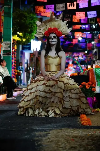 Catrina con vestido elaborado con hojas de maíz