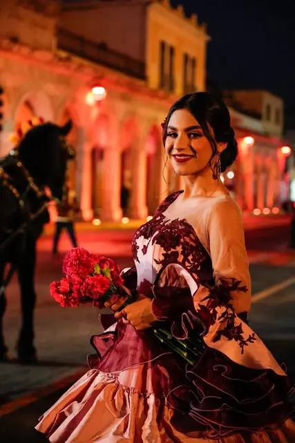 Participante del festival con flores de cempasúchil