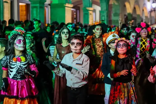 Niñas y niños caracterizados durante el desfile
