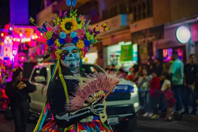 Catrina con corona floral durante el festival