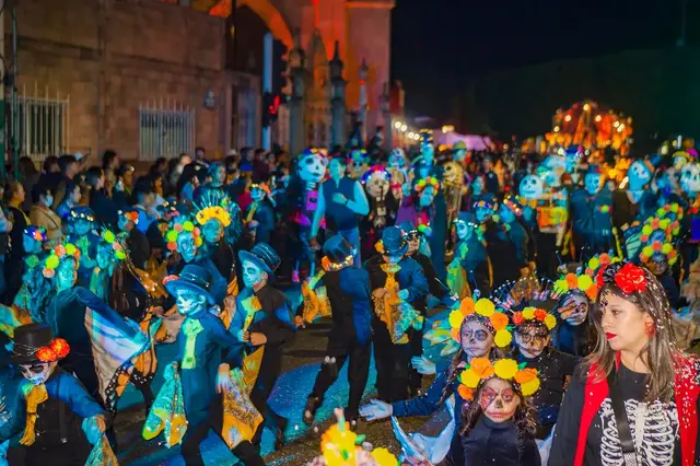 Desfile infantil del Día de Muertos en Moroleón
