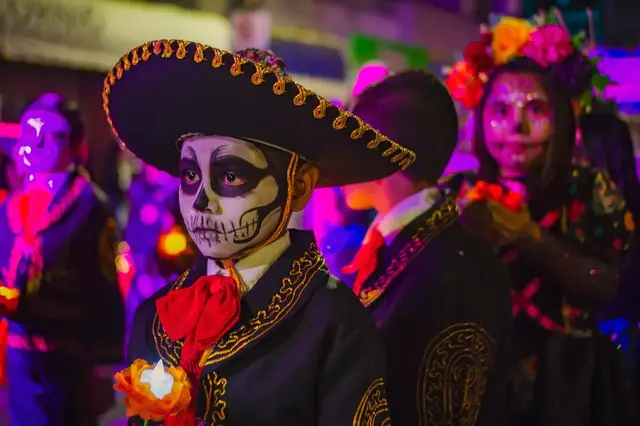 Niño caracterizado de charro en el desfile