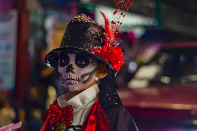 Niño caracterizado con sombrero durante el desfile