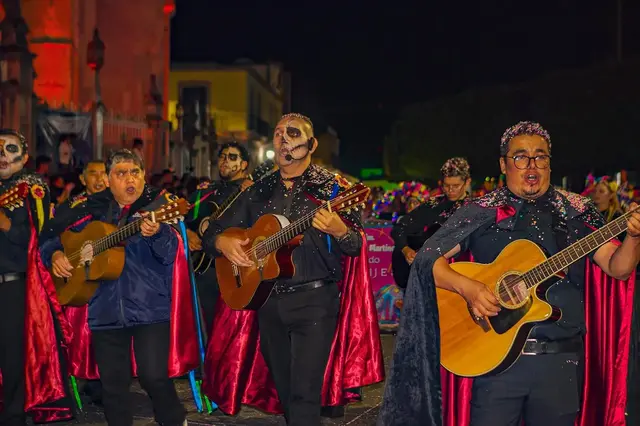 Músicos en el desfile de Camino al Mictlán