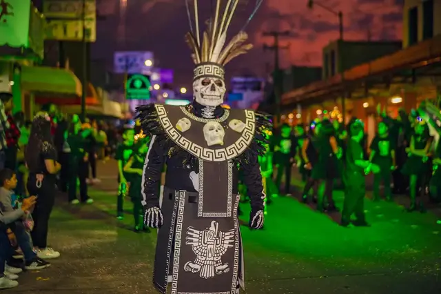 Personaje con penacho en Camino al Mictlán